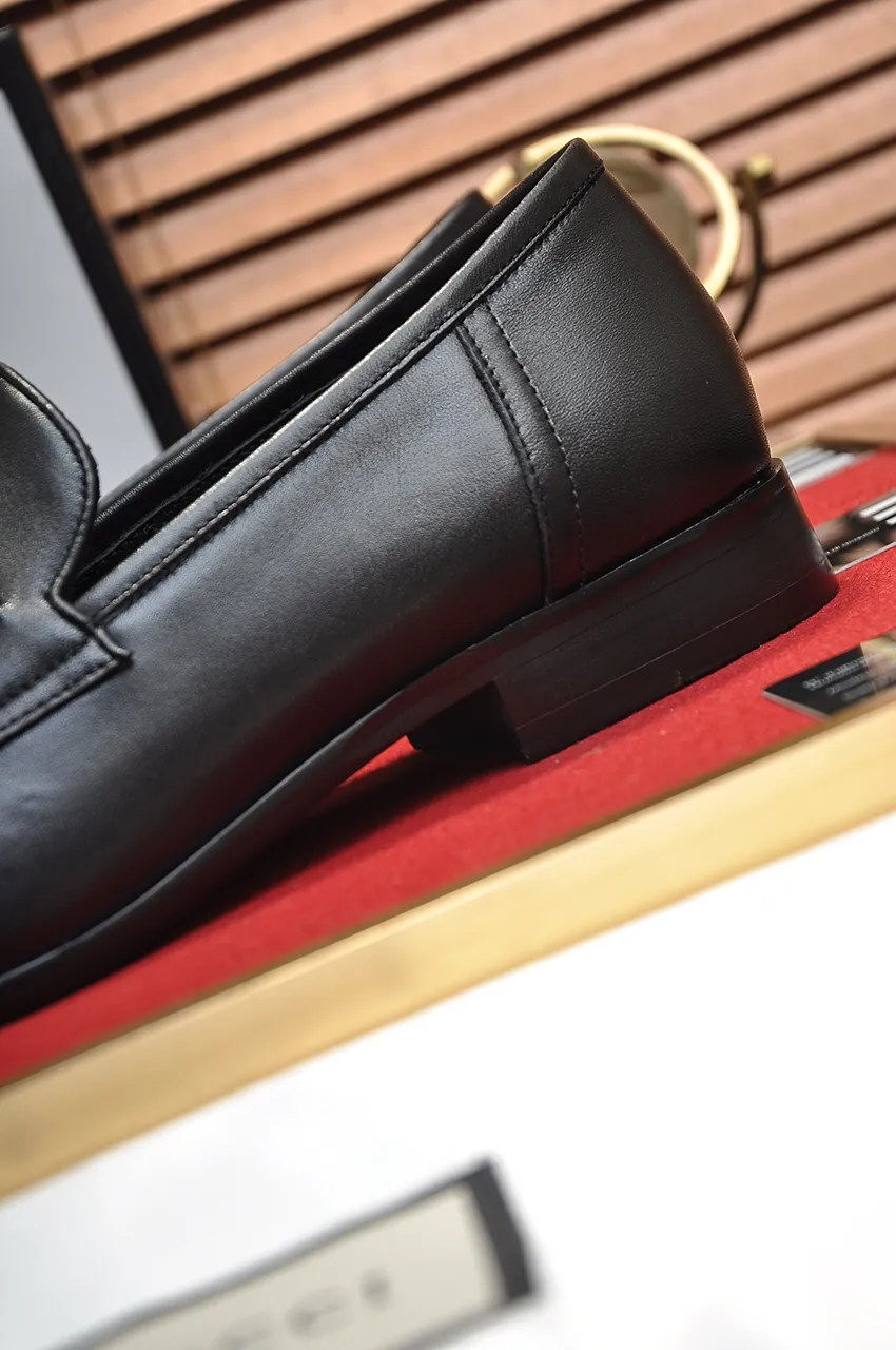 Men's shoes💰500💶Italy's top luxury men's shoe giant (GUCCI) (Gucci) (full cowhide lining) new arrival🍃Original European style🔰 Pleasant to the eye😍In order to make the shoes more durable and non-deformable🌀The production continues to follow traditional methods but there is still no lack of innovation💪Choose original sheepskin for the leather♻️ Smooth and natural And extra bright ⭐Made of imported cowhide, the first choice of rich people 38-45 (45 customized)